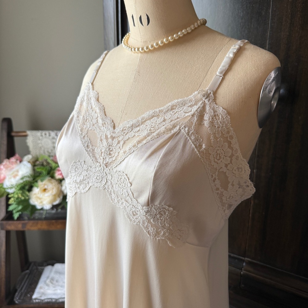 Eton's‎ Vanity Fair Vintage Full Slip Lace Trim Champagne Beige Size 38